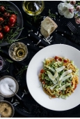 Spaghetti al pomodoro fresco con rucola, sedano fresco e scaglie di parmigiano