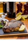 Fiorentina servita con le patate dorate al rosmarino