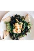 Avocado grigliato con gamberetti in salsa allo zafferano e insalata verde