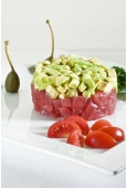 Tartara di filetto di tonno battuta al coltello con avocado tagliato a dadolini