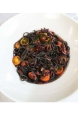 Tagliolini al nero di seppia con moscardini e pomodori