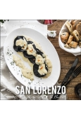 Ravioli al nero di seppia fatti a mano ripieni di salmone fresco in crema di salmone affumicato e caviale rosso