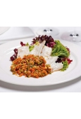 Orata al vapore con ragù di gamberi e verdure servita sull insalata verde