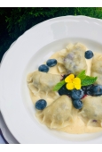 Domowe pierogi z jagodami
