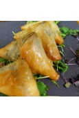 Triangulos de queijo, espinafres e tomate seco