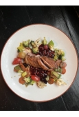Petto di anatra con verdure sbollentate e salsa di ciliegie